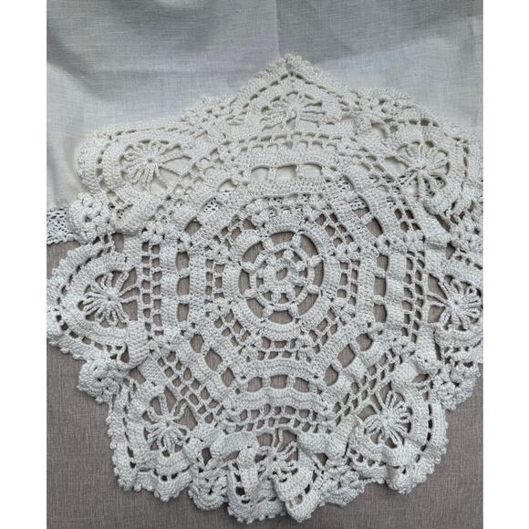 VINTAGE TABLE RUNNER APPROX 28" BY 12" AND DOILY APPROX 18" ROUND SOME STAINS - Picture 2 of 5